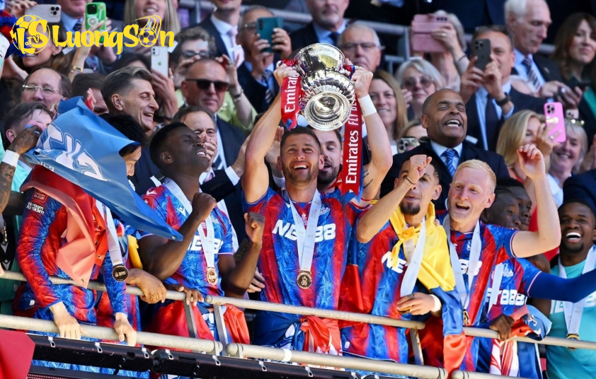 Crystal Palace lên ngôi vô địch FA Cup 2024/25 (Ảnh: The Sun). Crystal Palace lên ngôi vô địch FA Cup 2024/25 (Ảnh: The Sun).