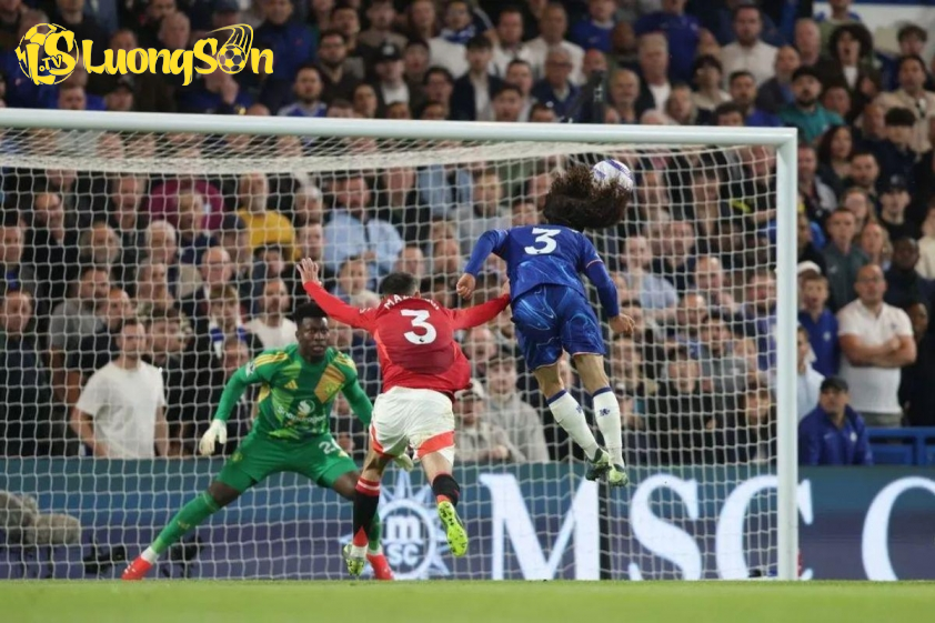 Marc Cucurella đánh đầu ghi bàn giúp Chelsea đánh bại Manchester United. Marc Cucurella đánh đầu ghi bàn giúp Chelsea đánh bại Manchester United.